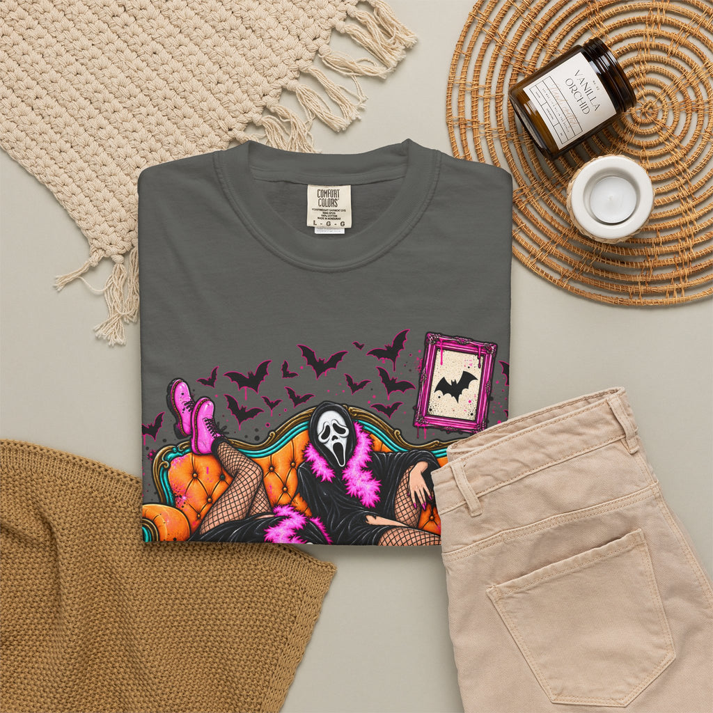 Gothic Scream Mask Lounge T‑Shirt — Retro Halloween Couch Art Tee